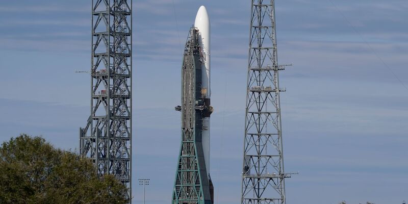 Jeff Bezos tritt mit den Raketen von Blue Origin gegen Elon Musks SpaceX an. (Archivbild) - Foto: John Raoux/AP/dpa