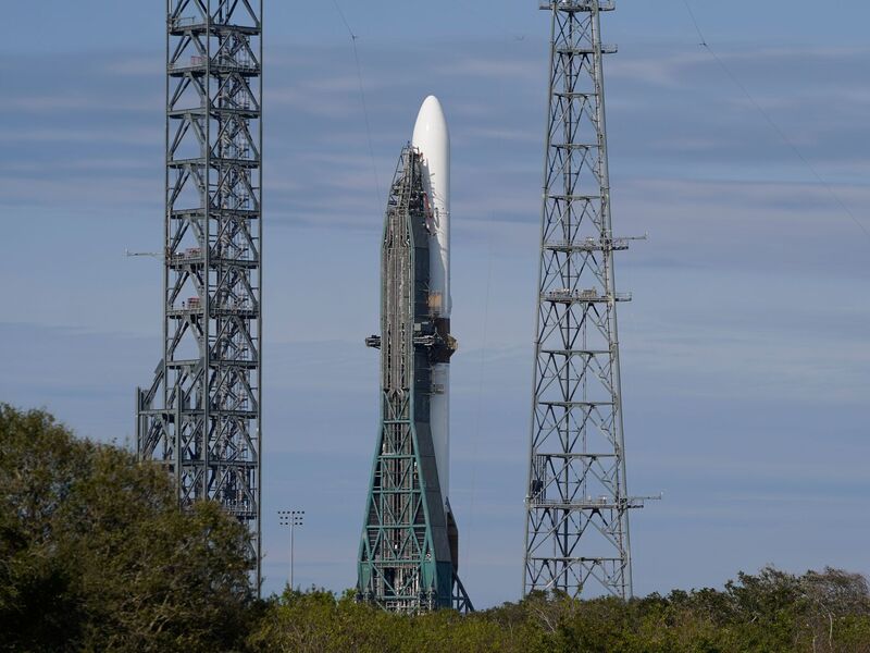 Jeff Bezos tritt mit den Raketen von Blue Origin gegen Elon Musks SpaceX an. (Archivbild) - Foto: John Raoux/AP/dpa