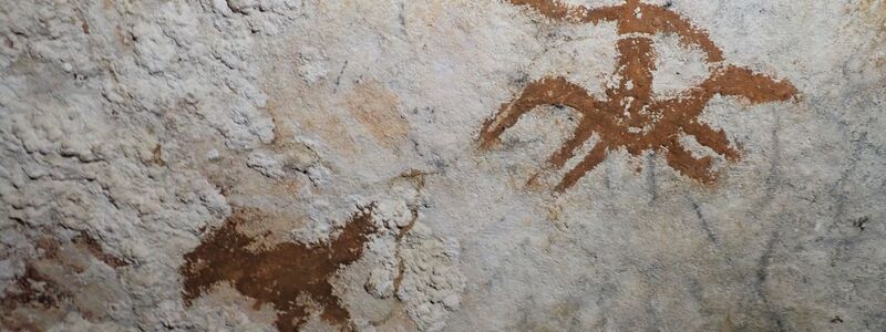 Die Wissenschaftler entdeckten eine Hand-Schablone, die mindestens 67.800 Jahre alt ist. - Foto: Maxime Aubert/Griffith University/dpa