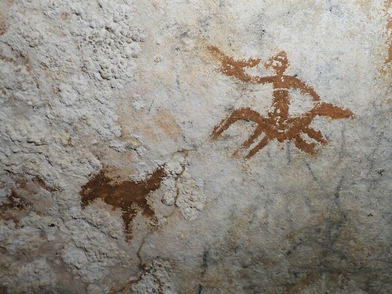 Die Wissenschaftler entdeckten eine Hand-Schablone, die mindestens 67.800 Jahre alt ist. - Foto: Maxime Aubert/Griffith University/dpa