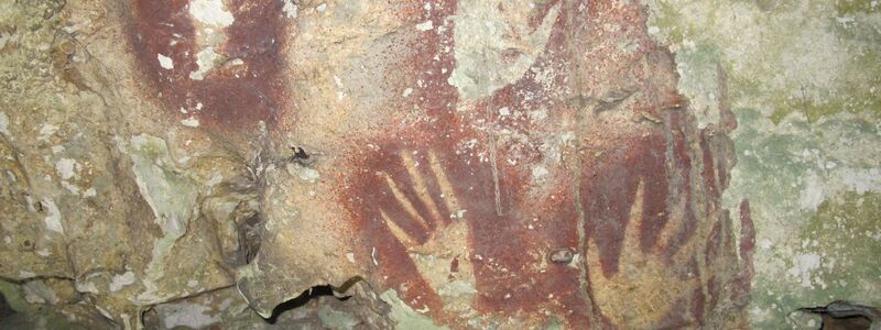 Warum die Finger verschiedener Höhlenkunst nachträglich verschmälert wurden, ist unklar. - Foto: Ahdi Agus Oktaviana/Griffith University/dpa