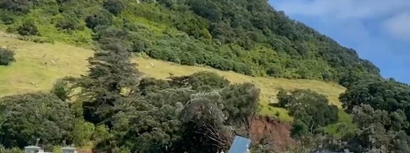 Der Erdrutsch auf einem Campingplatz begrub unter anderem den Toilettenblock.  - Foto: Supplied/Radio NZ/dpa