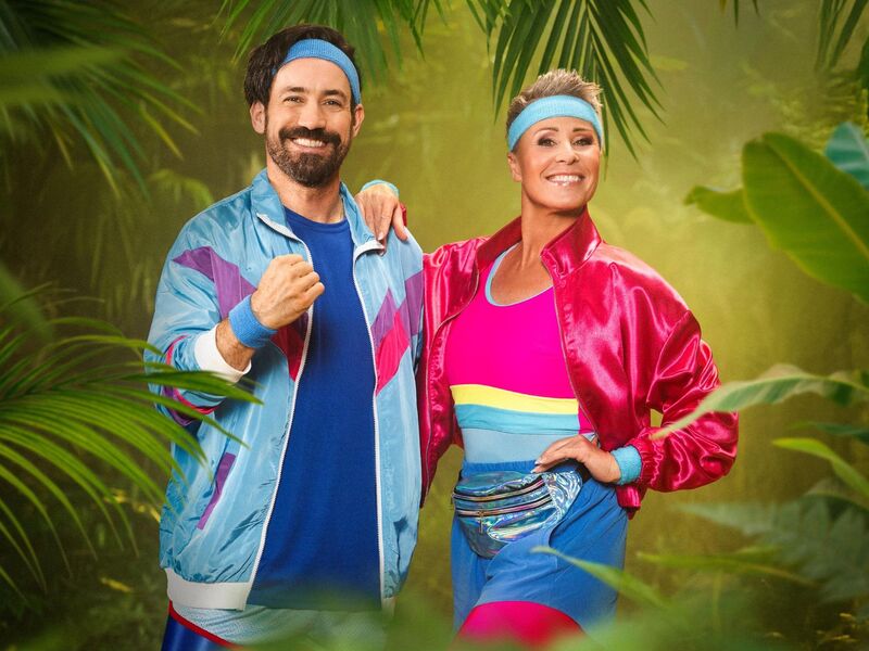 Moderator Jan Köppen und Sonja Zietlow erwarten neue Promis zu Dschungelprüfungen. - Foto: Pascal Bünning/RTL/dpa