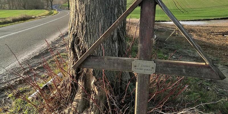 Unfallkreuz an Straßenrand (Archiv) - Foto: via dts Nachrichtenagentur