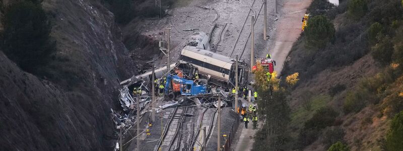 Nach dem schweren Zugunglück in Südspanien werden nun Details zu den Opfern bekannt. - Foto: Manu Fernandez/AP/dpa