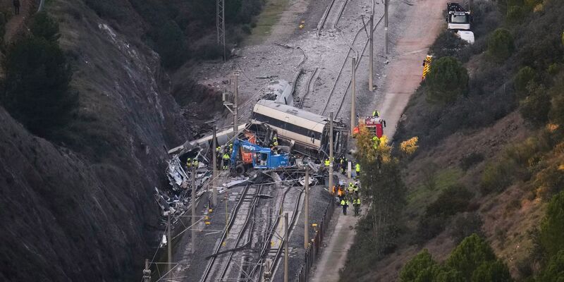Nach dem schweren Zugunglück in Südspanien werden nun Details zu den Opfern bekannt.   - Foto: Manu Fernandez/AP/dpa