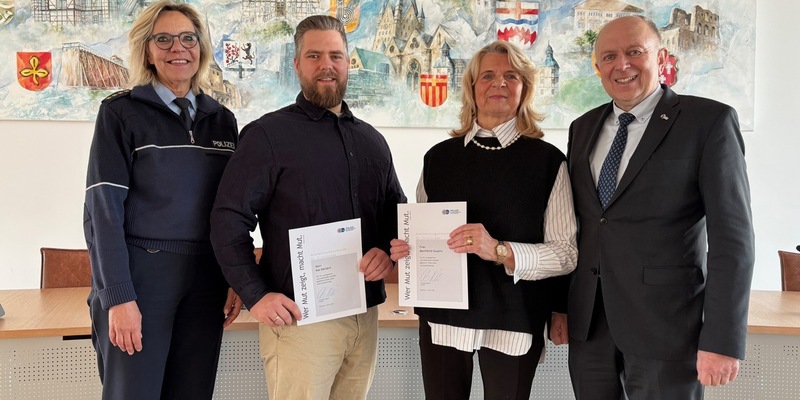POL-PB: Courageehrung: Zwei couragierte Zeugen für Hilfeleistung geehrt - Foto: presseportal.de