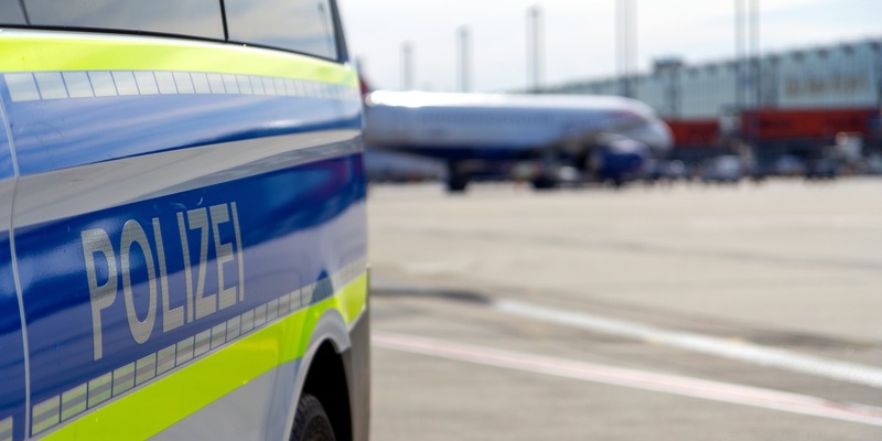 BPOL NRW: Bundespolizei stellt per Haftbefehl gesuchten Mann am Flughafen Köln/Bonn fest - Foto: presseportal.de