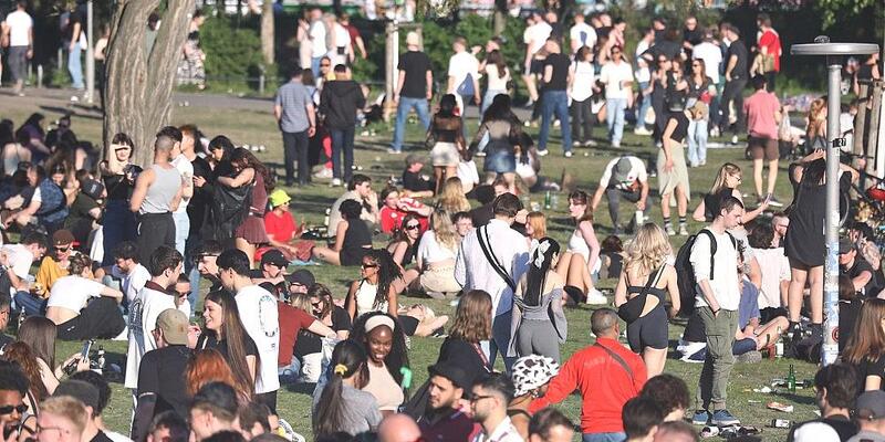 Junge Leute in einem Park (Archiv) - Foto: via dts Nachrichtenagentur