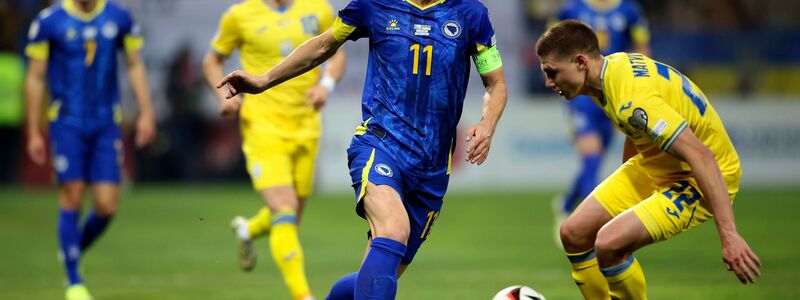 Edin Dzeko (M) will zukünftig in der 2. Bundesliga stürmen. (Archivbild) - Foto: Armin Durgut/AP