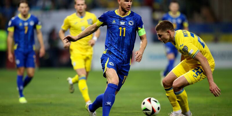 Edin Dzeko (M) spielt zukünftig in der 2. Bundesliga stürmen. (Archivbild) - Foto: Armin Durgut/AP