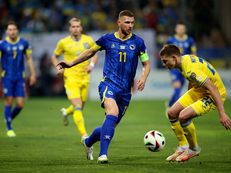 Edin Dzeko (M) spielt zukünftig in der 2. Bundesliga stürmen. (Archivbild) - Foto: Armin Durgut/AP