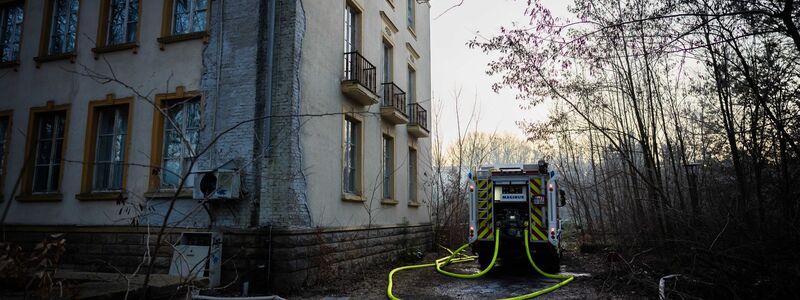 Der Brand breitete sich in einem ehemaligen Lehrgebäude aus. - Foto: Christoph Soeder/dpa