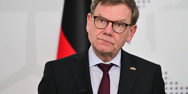Außenminister Johann Wadephul (CDU) äußert sich bei einem Auftritt in der äthiopischen Hauptstadt Addis Abeba auch zum Spionageverdacht in Deutschland - und verkündet Konsequenzen. - Foto: Sebastian Gollnow/dpa