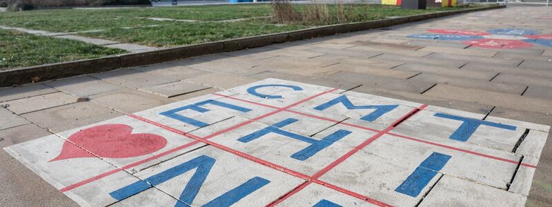 Mit fast 100 Metern überragt das Chemnitzer Congress Hotel die Innenstadt (Archivbild) - Foto: Hendrik Schmidt/dpa