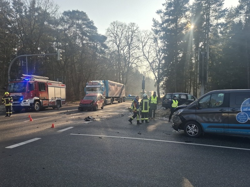 POL-HRO: Mehrere verletzte Personen bei Zusammenstoß auf der L072 - Foto: presseportal.de