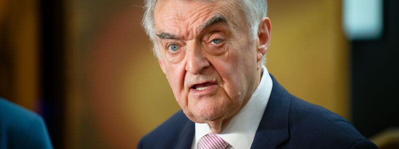 Innenminister Herbert Reul besichtigte den Tatort. (Archivbild) - Foto: Henning Kaiser/dpa