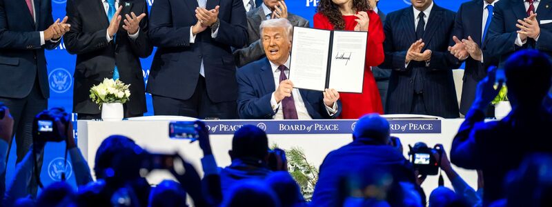 «Friedensrat»-Gründer Trump schart in Davos die Erstunterzeichner um sich. - Foto: Gian Ehrenzeller/KEYSTONE/dpa