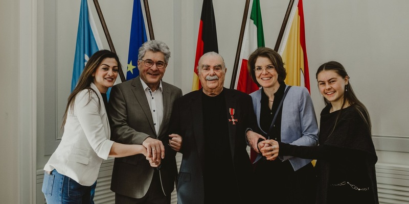 Aus der Mitte der Gesellschaft / Auf Vorschlag des Bürgerrats Bildung und Lernen erhält Carl Richard Montag (96) das Bundesverdienstkreuz - Foto: presseportal.de