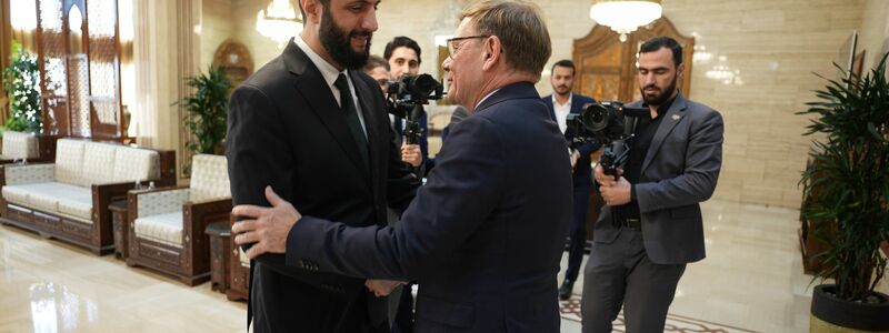 Syriens Interimspräsident Ahmed al-Scharaa hätte eigentlich diese Woche erstmals nach Deutschland kommen sollen. Er sagte den Besuch wegen der innenpolitischen Lage in seinem Land kurzfristig ab. (Archivbild) - Foto: Marcus Brandt/dpa