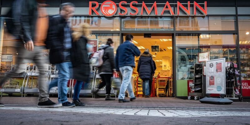 Rossmann gehört nach eigenen Angaben zu den größten Drogeriemarktketten in Europa – und sagt nun den klassischen Apotheken den Kampf an. (Archivbild) - Foto: Frank Rumpenhorst/dpa