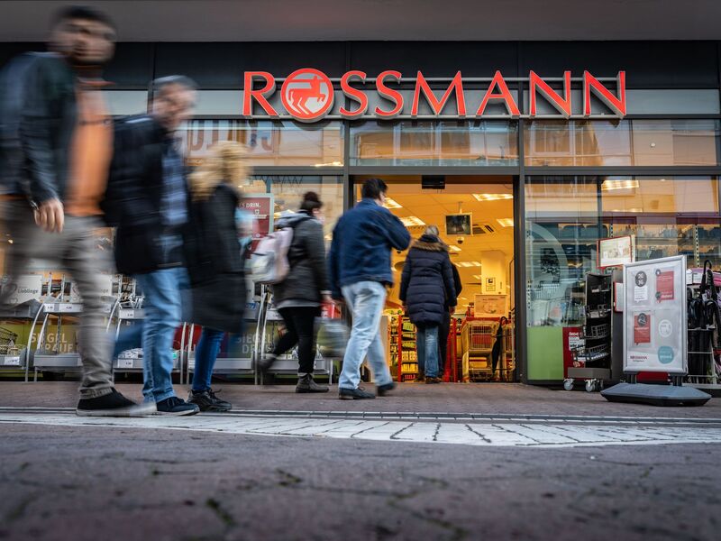 Rossmann gehört nach eigenen Angaben zu den größten Drogeriemarktketten in Europa – und sagt nun den klassischen Apotheken den Kampf an. (Archivbild) - Foto: Frank Rumpenhorst/dpa