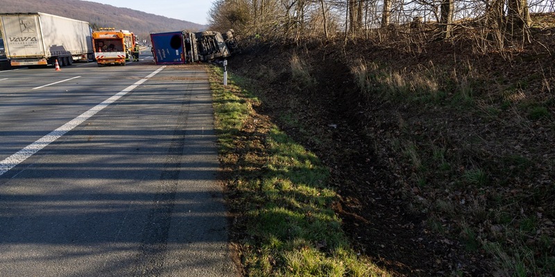 FW Porta Westfalica: 22.01.2026 - A2: Schwerer LKW-Unfall / 1 Verletzter - Foto: presseportal.de