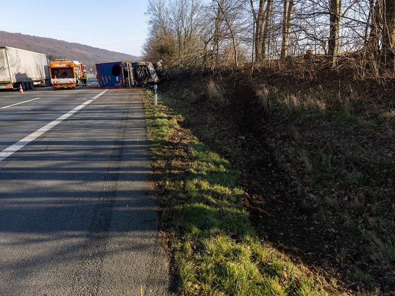 FW Porta Westfalica: 22.01.2026 - A2: Schwerer LKW-Unfall / 1 Verletzter - Foto: presseportal.de
