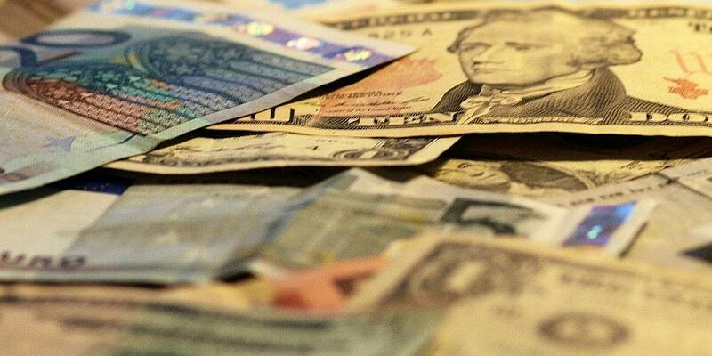 Euro- und Dollarscheine (Archiv) - Foto: via dts Nachrichtenagentur