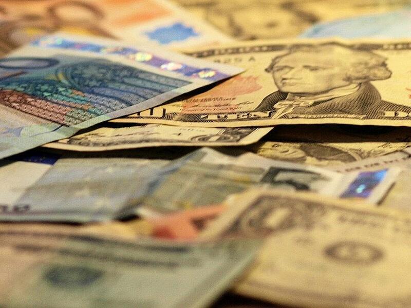 Euro- und Dollarscheine (Archiv) - Foto: via dts Nachrichtenagentur