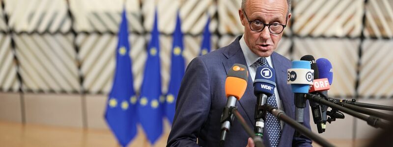 Europa könne sich Respekt verschaffen, wenn es bedroht werde, meint Frankreichs Präsident Emmanuel Macron. - Foto: Michael Kappeler/dpa