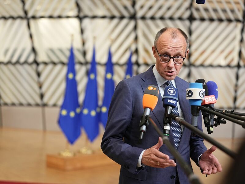 Europa könne sich Respekt verschaffen, wenn es bedroht werde, meint Frankreichs Präsident Emmanuel Macron. - Foto: Michael Kappeler/dpa