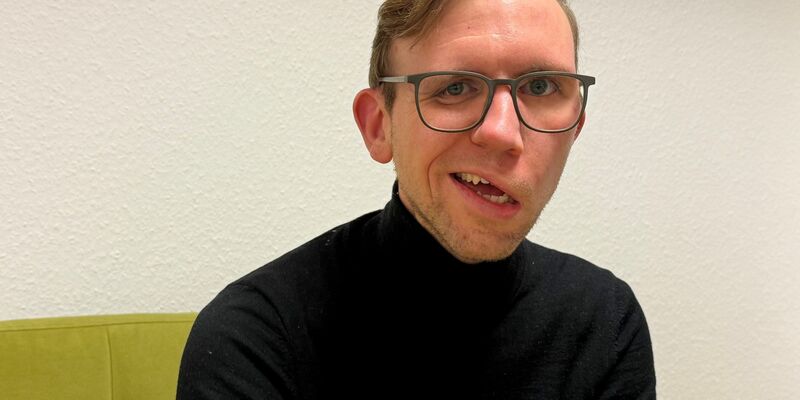 Mit einem Smiley mit schrägem Grinsen wirbt Friederich für seine Mutmacher-Aktion. - Foto: Christian Schultz/dpa /dpa