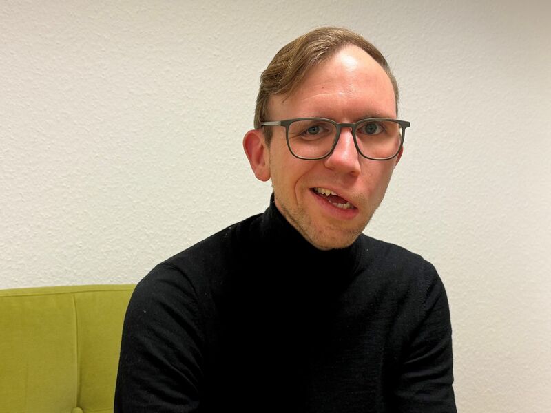 Mit einem Smiley mit schrägem Grinsen wirbt Friederich für seine Mutmacher-Aktion.  - Foto: Christian Schultz/dpa /dpa