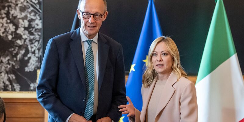 Bundeskanzler Friedrich Merz (links) und Italiens Ministerpräsidentin Giorgia Meloni treffen sich zu Regierungskonsultationen in Rom. - Foto: Michael Kappeler/dpa