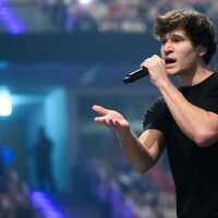 Wincent Weiss ist glücklich - und singt darüber. (Archivbild) - Foto: Julian Stratenschulte/dpa