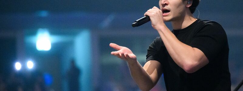 Wincent Weiss ist glücklich - und singt darüber. (Archivbild) - Foto: Julian Stratenschulte/dpa