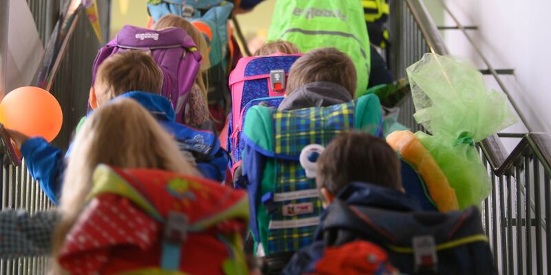 Für die neuen Erstklässler im kommenden Schuljahr gilt ein Anspruch auf Ganztagsbetreuung. (Symbolbild) - Foto: Robert Michael/dpa-Zentralbild/dpa