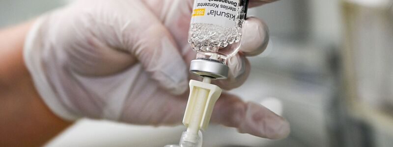 Anders als bisherige Alzheimer-Medikamente behandelt der Antikörper nicht nur Symptome, sondern zielt auf zugrundeliegende Krankheitsprozesse ab. - Foto: Jens Kalaene/dpa