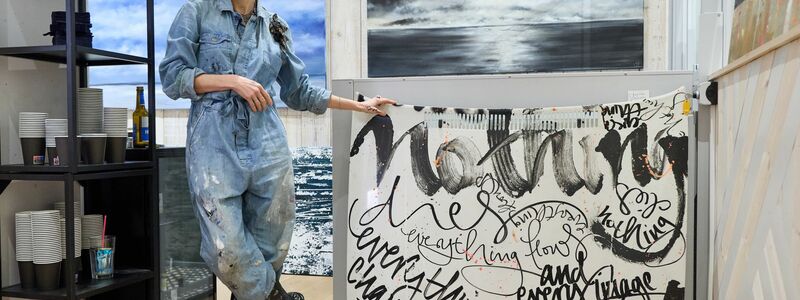 Handschmerzen kennt die Performance-Künstlerin nicht, sagt sie. Wenn sie einmal loslege, sei sie einfach im Flow.  - Foto: Georg Wendt/dpa