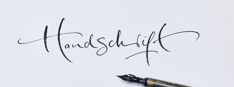 Schön schreiben, kann jeder, findet Jeannine Platz und ermuntert: Weniger tippen, mehr schreiben! - Foto: Georg Wendt/dpa