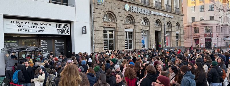 In Berlin-Neukölln standen Fans von Harry Styles Schlange, um seine neue Single zu hören. (Archivbild) - Foto: Lisa Forster/dpa