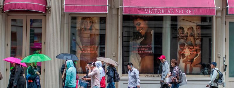 Weltweit gibt es mehr als 1.300 Geschäfte von «Victoria's Secret». (Archivbild) - Foto: Mary Altaffer/AP/dpa