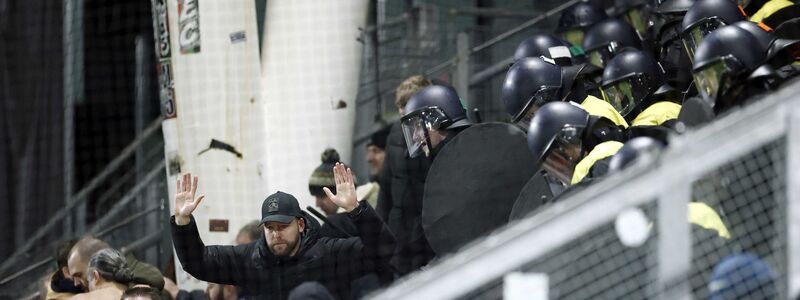 In Utrecht durfte ein Teil der Gästefans das Spiel nicht im Stadion verfolgen. - Foto: Robin Van Lonkhuijsen/ANP/dpa