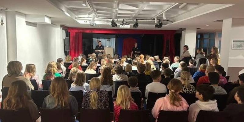 POL-LG: ++ mehr als 420 Uelzener Viertklässler reisen im Uelzener Theater mit der Präventionspuppenbühne der Polizei durch den Netzdschungel ++ Präventionsstück für Grundschulen über die Möglichkeiten ... - Foto: presseportal.de