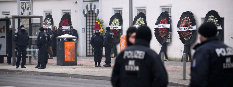 Bei einer Beerdigung im Clan-Milieu beginnen die Trauerfeierlichkeiten in der Sehitlik-Moschee in Berlin-Neukölln. - Foto: Bernd von Jutrczenka/dpa