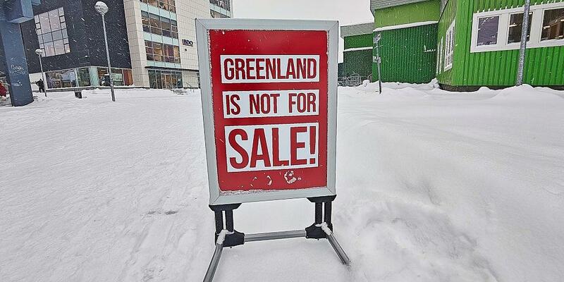 Schild mit der Aufschrift Greenland is not for sale am 19.01.2026 - Foto: via dts Nachrichtenagentur