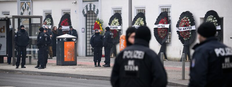 Die Beerdigung im Berliner Clan-Milieu wird von der Polizei mit einem größeren Aufgebot begleitet. - Foto: Bernd von Jutrczenka/dpa