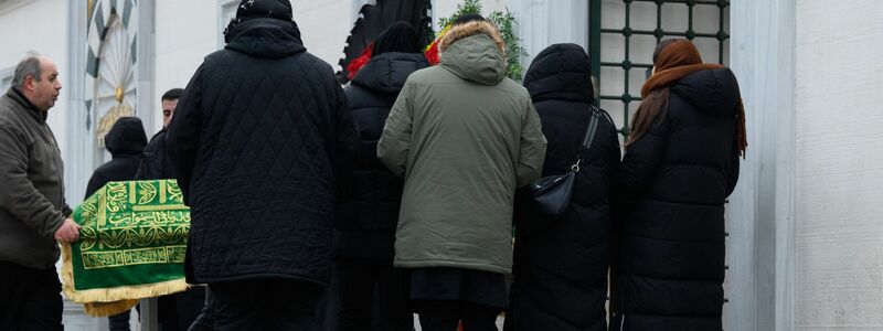 Bei einer Beerdigung im Clan-Milieu beginnen die Trauerfeierlichkeiten in der Sehitlik-Moschee in Berlin-Neukölln. - Foto: Bernd von Jutrczenka/dpa