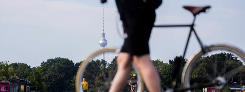 Auch auf dem Fahrrad ist Alkohol gefährlich. (Symbolbild)  - Foto: Christoph Soeder/dpa